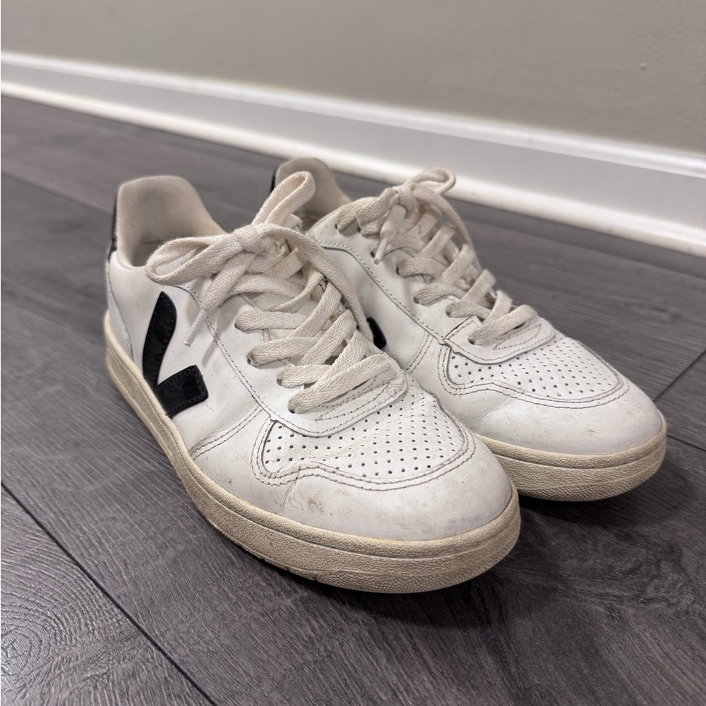 Veja Women’s 7 White Sneakers